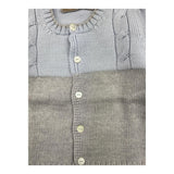 La Stupenderia Zweifarbige Strickjacke mit Knöpfen und hellblauen Zöpfen für Neugeborene