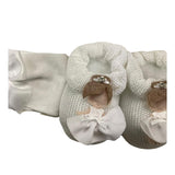 Story Loris Set aus unifarbenen Booties-Band mit weißen Applikationen für Neugeborene
