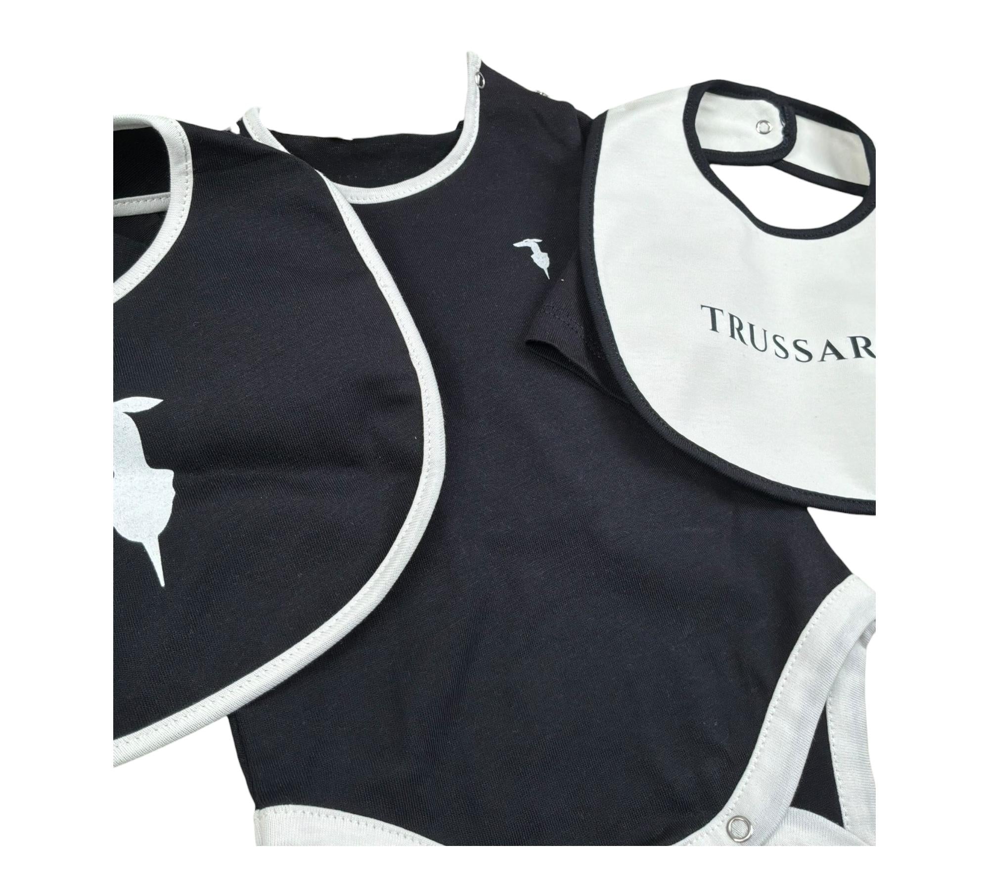 Trussardi Set 3 Pezzi Body Manica Lunga-Bavetta-Cappello per Neonato TLP26001TU NERO TRUSSARDI 